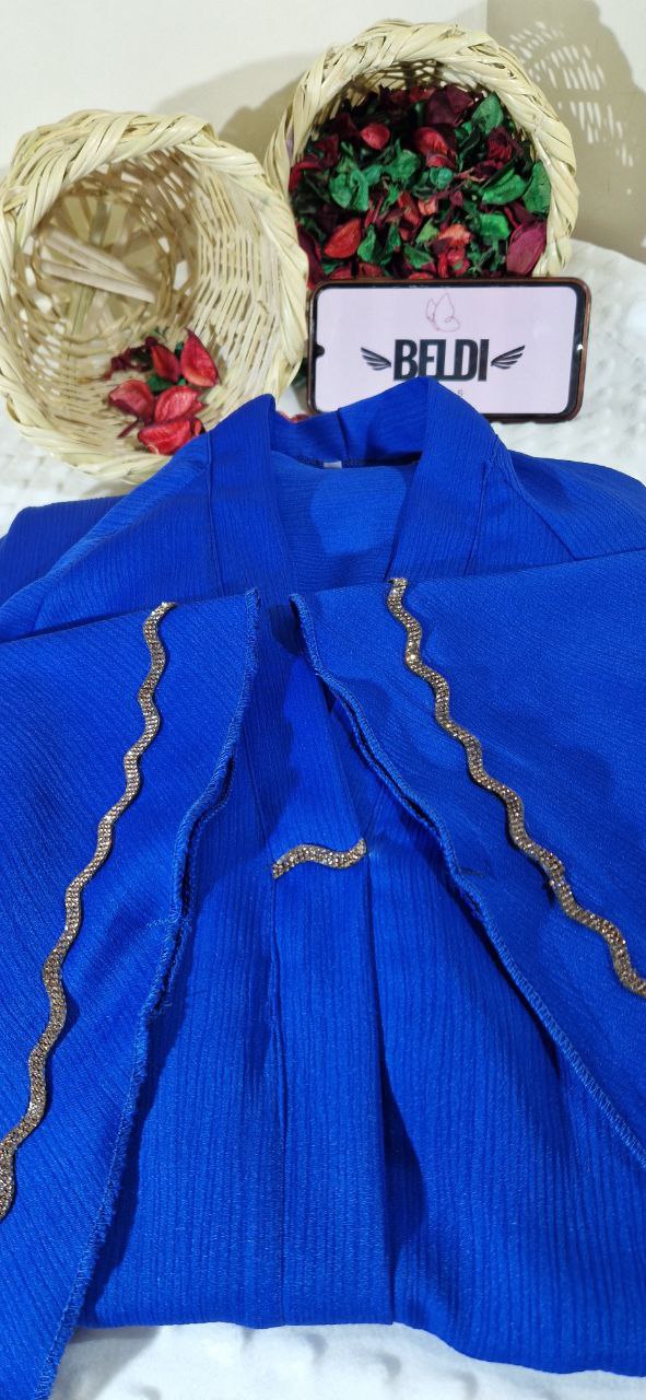 عباية أنيقة بتطريز متموّج مستوحى من الذوق المغربي